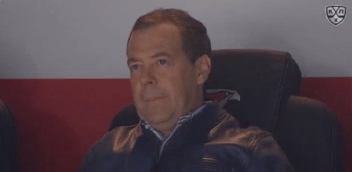 Премьер-министр России Медведев присутствует на 4-м матче финала плей-офф КХЛ