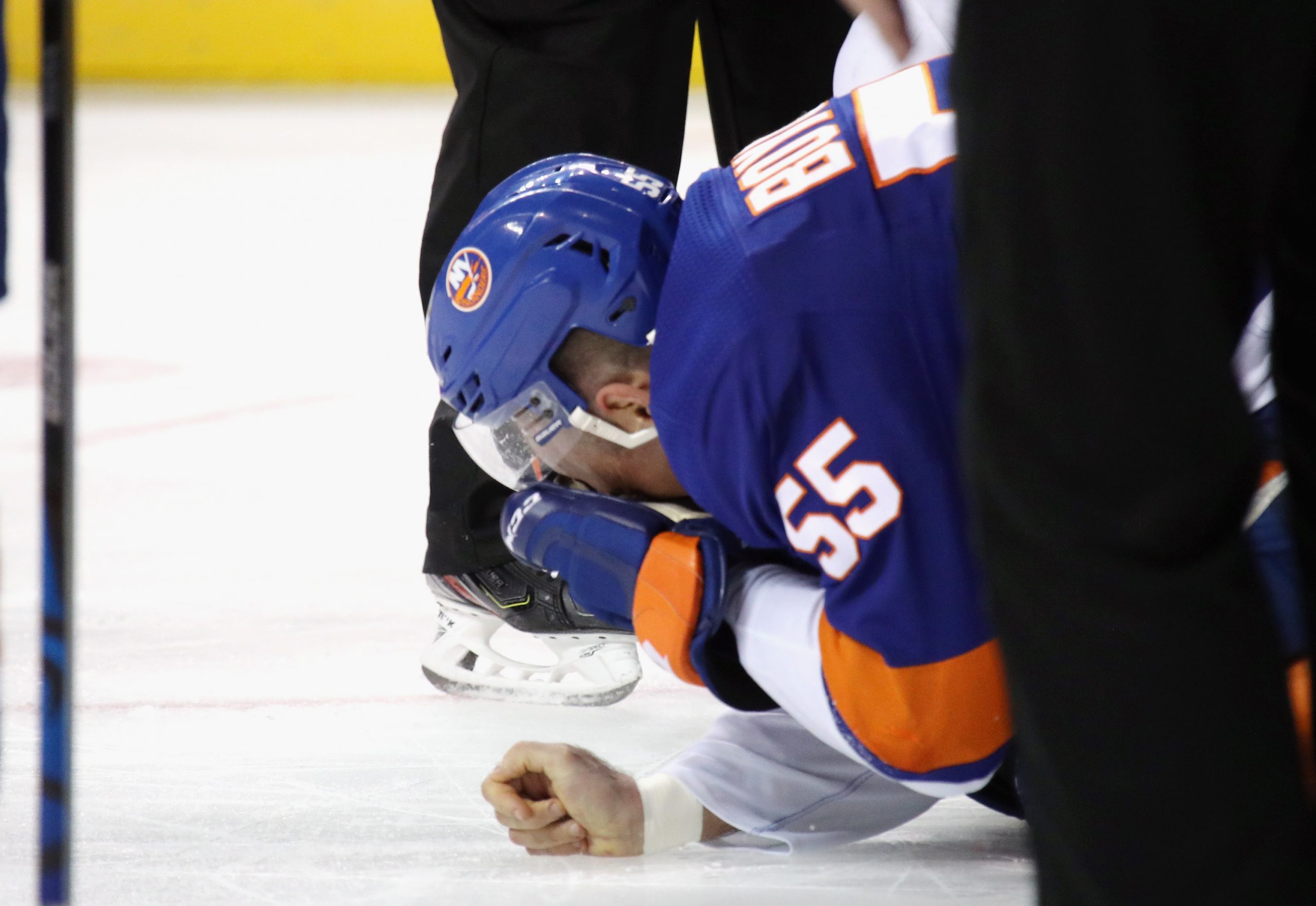 Жуткая травма в НХЛ. Бойчаку попали коньком в лицо [видео]